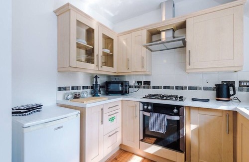 Golborne House | Chic Warrington House with Parking | Full Equipped