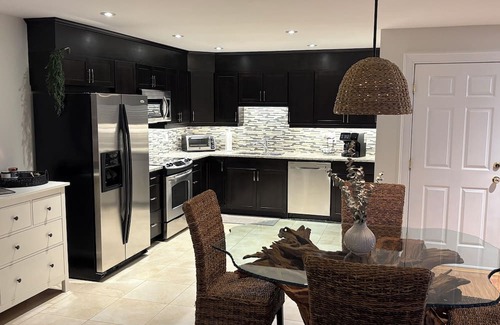 Elora Apartment | The Rainforest Suite: cozy & spacious Suite right in Downtown Elora