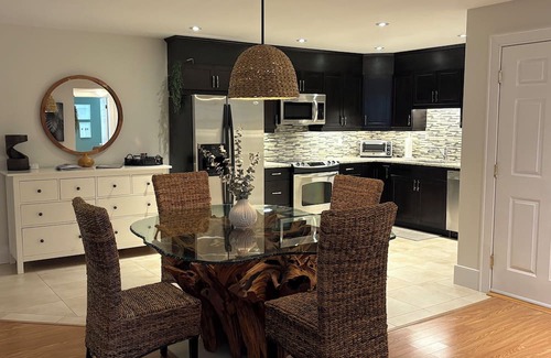 Elora Apartment | The Rainforest Suite: cozy & spacious Suite right in Downtown Elora