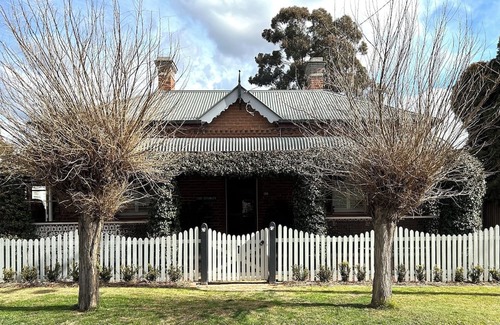 Bathurst House | Beautiful Heritage home close to CBD Sporting fields and hospital