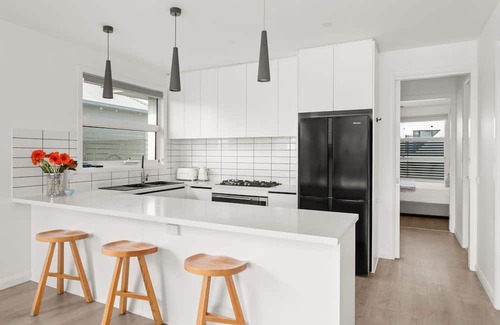 Williamstown House | Seagulls Nest - Beautiful spacious pet friendly home next to the ocean