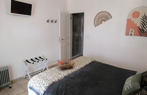 Saint-Martin-d'Ardeche Bed & Breakfast | Guest Room 'A L'ombre Des Amandiers - Room 1' with Shared Pool, Communal Garden and Wi-Fi