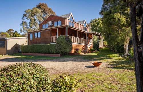 Tawonga South House | Alpine Alps Cabin-Sleeps 10-Pool & Mountain Views