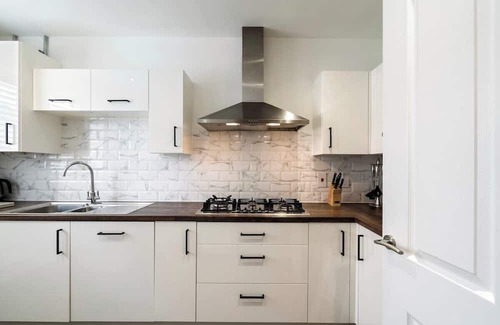 Coulsdon West House | 4-Bed in Coulsdon 20 min London, 20 min Gatwick 2