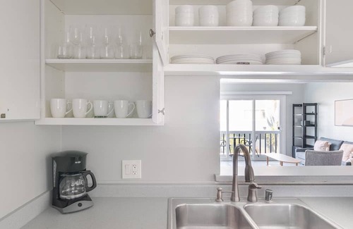 Alameda Apartment | Blueground | Alameda, pool, nr Alameda Beach