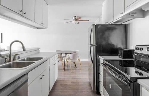 Alameda Apartment | Blueground | Alameda, pool, nr Alameda Beach