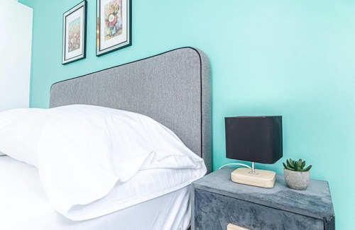 Favoriten Hotel | Lovely Room Next to Hauptbahnhof -Air conditioned