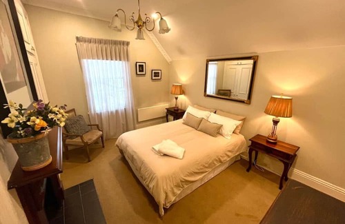 Albury Apartment | Porters Cottage Grande (two units)