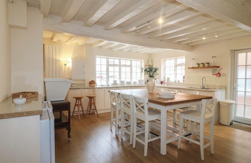 Castle Donington Cottage | HAMBLETON HOUSE, pet friendly, with hot tub in Castle Donington