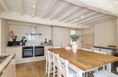 Castle Donington Cottage | HAMBLETON HOUSE, pet friendly, with hot tub in Castle Donington