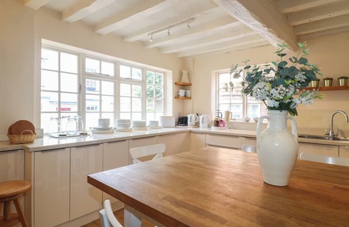 Castle Donington Cottage | HAMBLETON HOUSE, pet friendly, with hot tub in Castle Donington