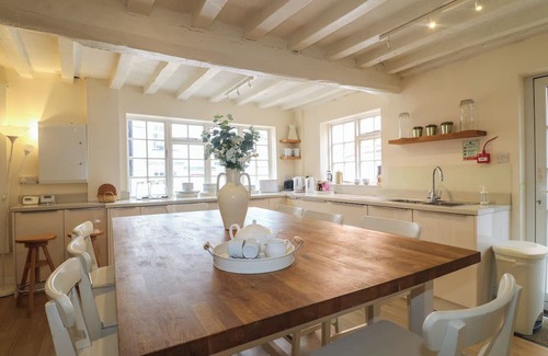 Castle Donington Cottage | HAMBLETON HOUSE, pet friendly, with hot tub in Castle Donington