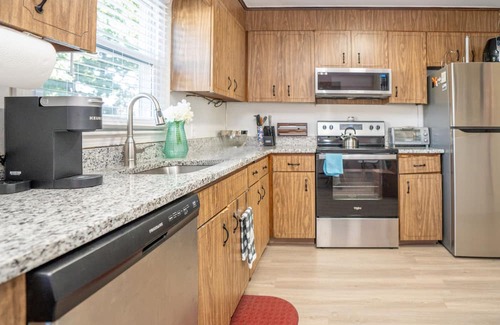 Norwich House | Charming 2-bedroom townhome in Norwich near Great Wolf L, Foxwoods & Mohegan Sun