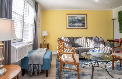 Norwich House | Charming 2-bedroom townhome in Norwich near Great Wolf L, Foxwoods & Mohegan Sun