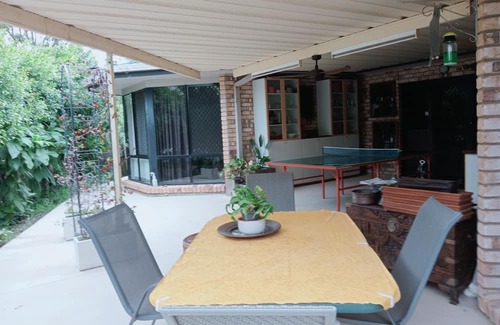 Collingwood Park Villa | Single bedroom in a villa, coffee breakfast, relax, tour, shop in great Malls.