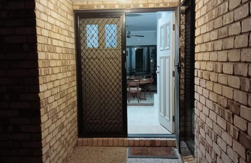 Collingwood Park Villa | Single bedroom in a villa, coffee breakfast, relax, tour, shop in great Malls.