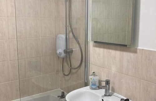 Chessington North and Hook Apartment | Surrey cosy winter retreat close to Hampton Court/Sandown/London sights