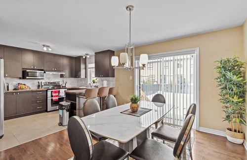Plateau House | Peaceful and Spacious townhome with King Bed - 15 min from downtown Ottawa
