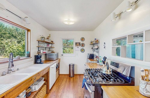 Thurston House | Charming dog-friendly house and separate studio w/ grill, WIFI, washer and dryer