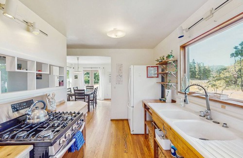 Thurston House | Charming dog-friendly house and separate studio w/ grill, WIFI, washer and dryer