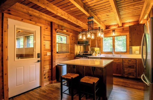 Yorkville Cabin | Pickleball Getaway, Corn Hole, Fire Pit, Hot Tub, Relaxing in Nature, Watch Deer