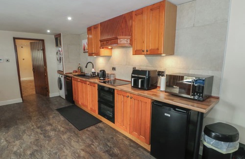 Leyland Cottage | POMPIAN LODGE, pet friendly, with a garden in Tarleton