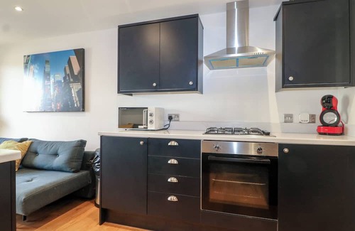 Felpham House | NO 1 THE CRICKETS, pet friendly, with a garden in Bognor Regis