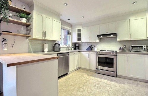 Pointe-de-Sainte-Foy House | Chic semi-detached house with terrace and parking