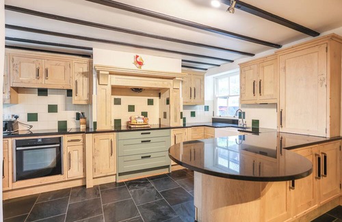 Cauldon Low House | Calton Moor House is a beautiful four-bedroom detached holiday home in the heart of the Peak District, offering space, comfort and stunning gardens to relax in after a day of exploring the countryside.