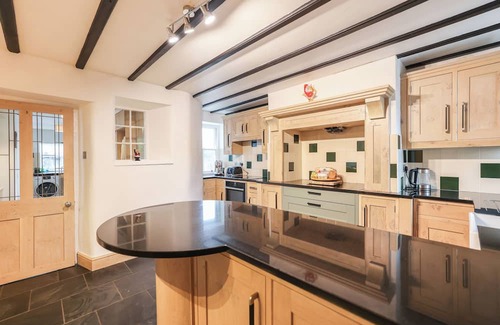 Cauldon Low House | Calton Moor House is a beautiful four-bedroom detached holiday home in the heart of the Peak District, offering space, comfort and stunning gardens to relax in after a day of exploring the countryside.