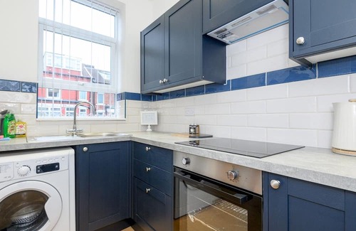 Leeds House | Pass the Keys | Spacious Holiday Home in Vinery Place + Parking