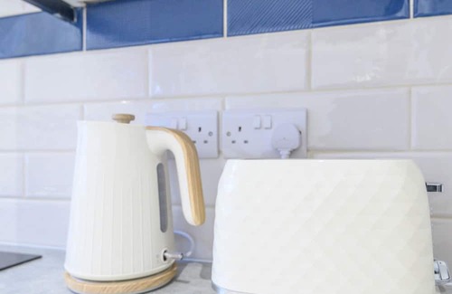 Leeds House | Pass the Keys | Spacious Holiday Home in Vinery Place + Parking