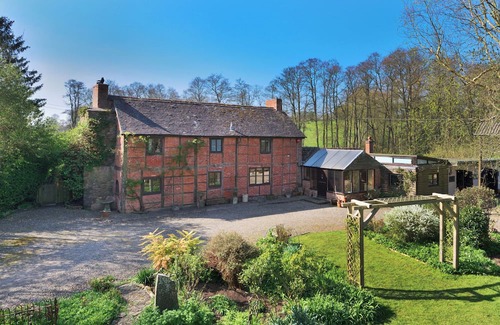 Little Cowarne House | Peaceful Rural Escape for 11 Fires, BBQ, Pet Friendly Large Kitchen Great for Multi-Generational Families