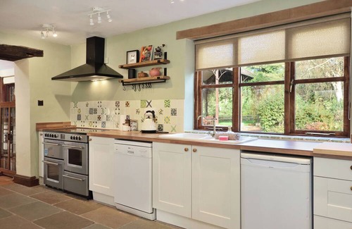 Little Cowarne House | Peaceful Rural Escape for 11 Fires, BBQ, Pet Friendly Large Kitchen Great for Multi-Generational Families