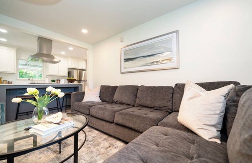 Longview House | Stylish 5-Star Longview Stay: 3BR, Game Room & Smart TVs for 6–8 Guests