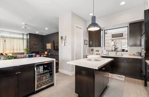 Hyde Park House | Modern River Oaks Luxury Home w/Pool, Gym & Designer Interiors – Near NRG