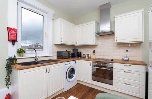 Grangemouth Apartment | 2Bed Upper Cottage Flat-On Street Parking