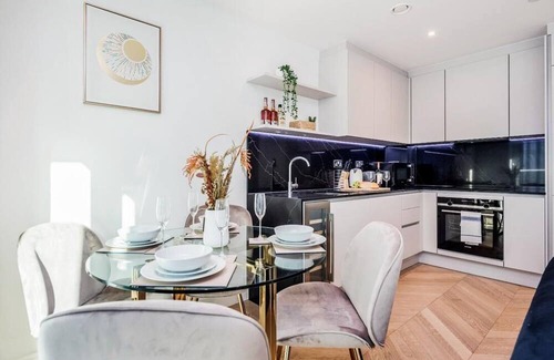 Woolwich Riverside House | Stylish oceanview apartment for 5