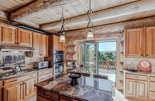 Hartland House | Hot Tub, Firepit, Mtn Views! | Spruce Moose Lodge