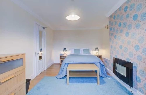 Reading Apartment | Free parking | 7 beds | Contractor & Large groups