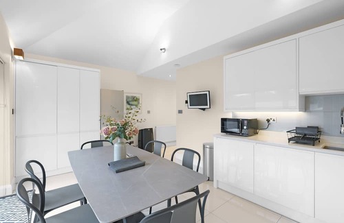 Chessington House | Modern Comfort 2-Bedroom, 2-Bathroom House