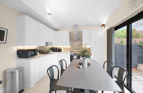 Chessington House | Modern Comfort 2-Bedroom, 2-Bathroom House
