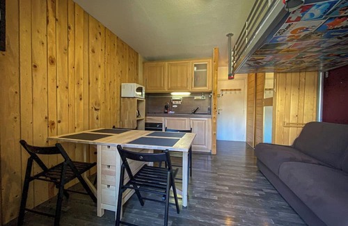 Saint-Etienne-de-Tinee Apartment | Les 4 Flocons Modern comfort, sunny balcony & broadband fiber in Auron