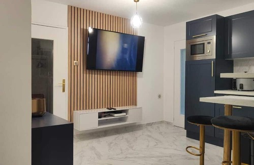 Franconville Apartment | Blue Room: elegant, comfortable apartment in a blue and gold theme