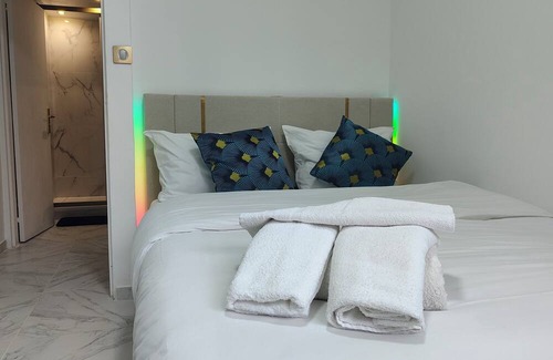 Franconville Apartment | Blue Room: elegant, comfortable apartment in a blue and gold theme