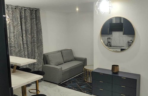 Franconville Apartment | Blue Room: elegant, comfortable apartment in a blue and gold theme
