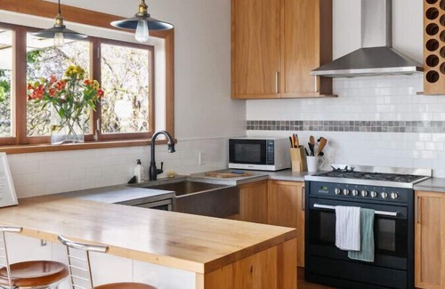 Gisborne House | 600m to CBD Riverfront Home