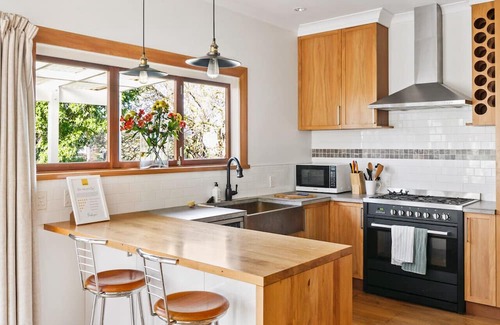 Gisborne House | 600m to CBD Riverfront Home