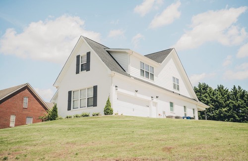 Normal House | Mountain View Retreat, Sleeps 10, Luxe 3BR+ Near Downtown HSV