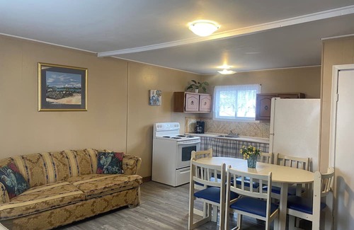 Wasaga Beach Cottage | Wasaga Beach Free Parking Free Wifi 5-min walk to main beach